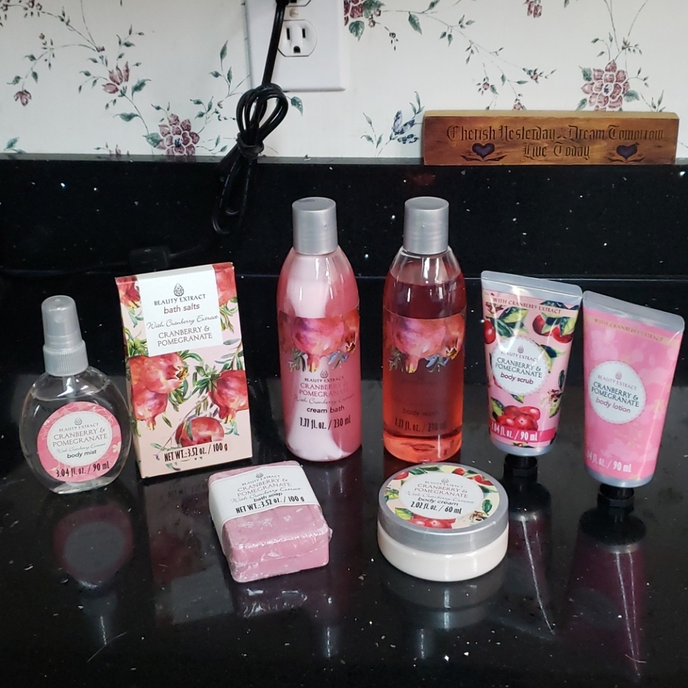 5X HOST PICK. NEW 8 Pc Bath Set-Cranberry & Pomegranate